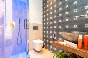 a bathroom with a sink and a shower with a bowl at Camera Olimpia in Deiva Marina
