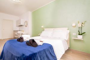 a bedroom with a bed with two towels on a blue table at Camera Carolina in Deiva Marina