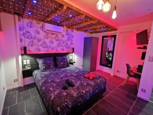a purple bedroom with a purple bed with pumpkins on it at Aux Bulles in Limoges +12 photos