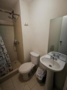 y baño con aseo, lavabo y ducha. en Departamento amoblado en condominio - 5to piso, en Tacna