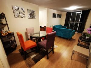 sala de estar con mesa y sillas en Departamento amoblado en condominio - 5to piso, en Tacna