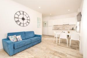 a living room with a blue couch and a table at Appartamento Guido in Levanto