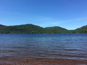 a large body of water with mountains in the background at Hébergement La Belle Époque in Saint Come