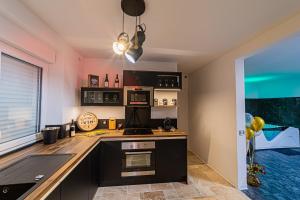 Kjøkken eller kjøkkenkrok på superbe appartement de charme moulin de Baverans .