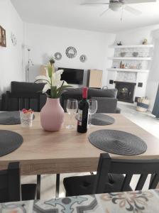 una mesa con una botella de vino y dos copas en Apart Aleire Pueblo Evita, en Benalmádena