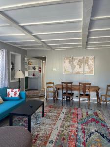 sala de estar con sofá azul y mesa en Rustic 2 Bedroom Boho Apartment en Laramie