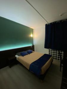 Кровать или кровати в номере Citadel Hôtel