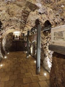 einen Tunnel in einer Höhle mit einer Steinmauer in der Unterkunft Le vigne sull’Adda in Bottanuco