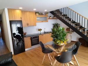 Una cocina y un comedor con mesa y sillas. en Aldeia da Graça, en Guimarães