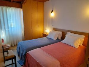 A bed or beds in a room at Aldeia da Graça