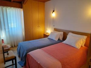 Una habitación de hotel con dos camas y una ventana. en Aldeia da Graça, en Guimarães 28 fotos más