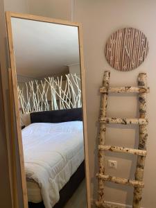 um espelho num quarto com uma cama e uma escada em Eva suite Vip excellent studio 1 em Atenas