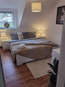 a bedroom with a bed and a window at Stedinger Landhotel & Café in Berne