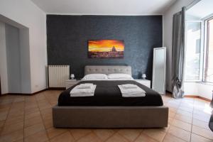 una camera con un grande letto di Imperiale Top a Roma