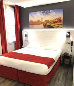 1 dormitorio con 1 cama con una pintura en la pared en Best Western Lyon Saint-Antoine, en Lyon