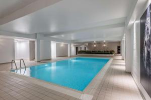 Bazén v ubytování Radisson Blu Hotel London Stansted Airport nebo v jeho okolí