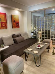 uma sala de estar com um sofá e uma mesa em Eva suite Vip excellent studio 1 em Atenas