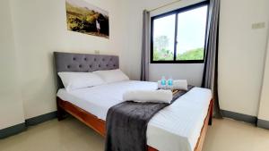 CarmenMatilde B&B - La Paz, Carmen的有两张床和一扇窗户的卧室