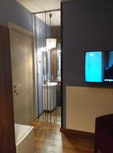 un soggiorno con TV a schermo piatto a parete di Soul boutique hotel a Monodendri