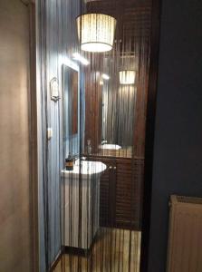 莫諾登德里的住宿－Soul boutique hotel，一间带两个盥洗盆和大镜子的浴室