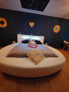 Łóżko lub łóżka w pokoju w obiekcie Gite Romantique avec Espace Balnéo et Ciel Etoilé "La Maison du Bonheur Saint Germer de Fly" Nuit Romantique Oise, Picardie, Normandie