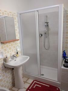 a bathroom with a shower and a sink at Appartamento Degli Dei (Affittacamere) in Madonna di Fornelli