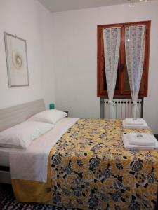 A bed or beds in a room at Appartamento Degli Dei (Affittacamere)