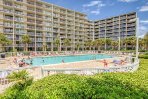 Swimming pool sa o malapit sa Seaside Beach & Racquet Club 3605