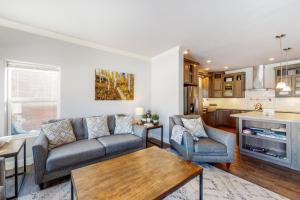 ein Wohnzimmer mit Sofa und Tisch in der Unterkunft Quail Nest on Quail Drive in Fraser