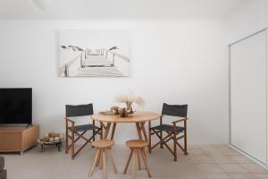 淺灘灣的住宿－Zenith 10，餐桌、四把椅子和电视