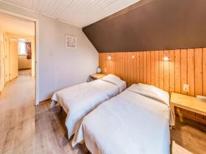 サント・オードにあるModern Holiday Home in Lavacherieのベッド2台 木製の壁の部屋