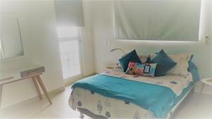מיטה או מיטות בחדר ב-Acogedor Wind Playa Salguero frente al mar