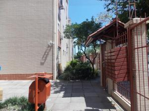 Une allée avec une clôture et un bâtiment dans l'établissement Apt excelente local Consulado/Iguatemi, à Porto Alegre