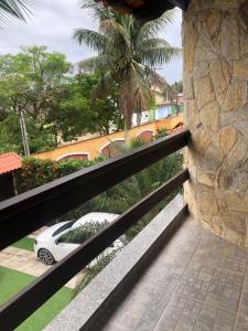 Une voiture blanche est garée sur un balcon. dans l'établissement Casa de praia, piscina aquecida, cervejeira e bilhar, à Bertioga