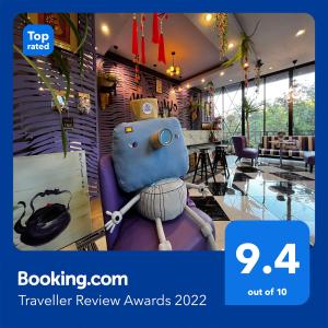 un vestíbulo con una silla reclinable azul en una habitación en Pupiang po Da Arte Resort, en Dan Sai