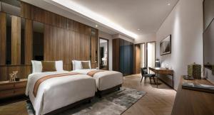 Postel nebo postele na pokoji v ubytování Oakwood Premier Cozmo Jakarta