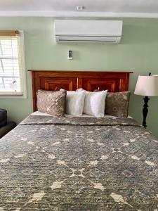 ein Schlafzimmer mit einem großen Bett mit einem braunen Kopfteil in der Unterkunft Dawson’s Hideaway in Nassau