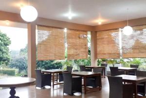 Restaurace v ubytování Bumi Ciboled Mitra RedDoorz near Gerbang Tol Pamulihan