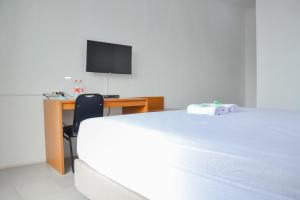 Postel nebo postele na pokoji v ubytování Bumi Ciboled Mitra RedDoorz near Gerbang Tol Pamulihan