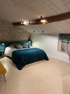 1 dormitorio con 1 cama verde en una habitación en Holiday house in the countryside en Taillant