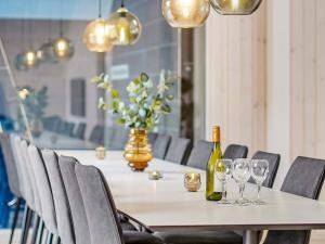 - une table avec une bouteille de vin et des verres dans l'établissement 16 person holiday home in J gerspris, à Jægerspris
