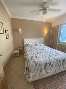 um quarto com uma cama e uma ventoinha de tecto em CostaSame Casablanca em Same