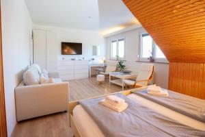 um quarto com uma cama e uma sala de estar em Casa Natura em Braunlage
