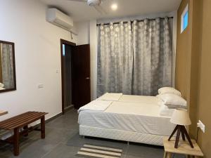 1 dormitorio con cama y ventana en Cerulean View Residence, en Hanimaadhoo