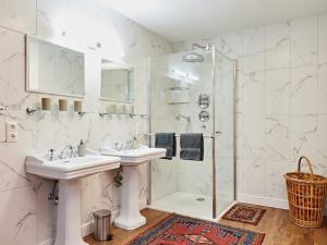 Phòng tắm tại Ferienhaus Oliver im Wendorf Bernstein Resort