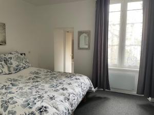 a bedroom with a bed and a window at Appartement Bar-le-Duc, 2 pièces, 4 personnes - FR-1-585-77 in Bar-le-Duc