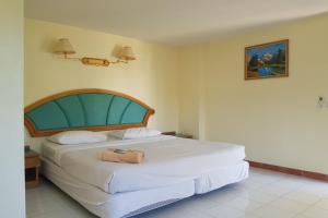 Un pat sau paturi într-o cameră la TaLeKaew Resort SHA