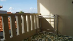 uma varanda com vista para um edifício em Aldeoz Residence Kuta em Kuta
