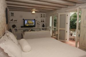 a room with a bed and a tv at Hotel Casa Quero in Cartagena de Indias