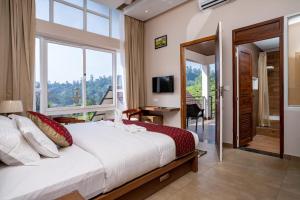 Postel nebo postele na pokoji v ubytování THRILL HOLIDAYS MUNNAR
